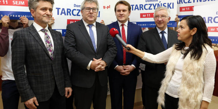 20.10.2015 Kielce. Konferencja prasowa PiS z udziałem senatora Krzysztofa Słonia, europosła Ryszarda Czarneckiego, kandydata na posła Dominika Tarczyńskiego i posła Krzysztofa Lipca. / Wojciech Habdas / Radio Kielce