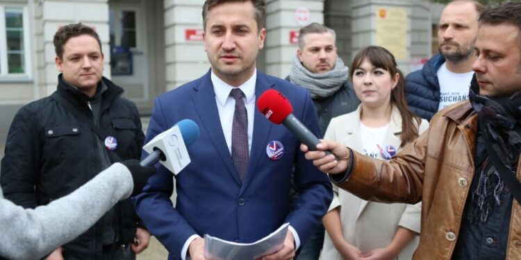 Konferencja Kamila Suchańskiego na kieleckim Rynku - Radio Kielce 22.10.2015. Konferencja Kamila Suchańskiego / Wojciech Habdas / Radio Kielce