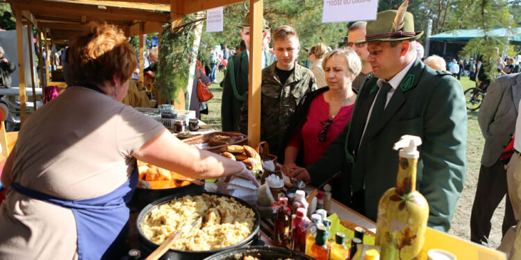 4.10.2015 Kielce. Msza święta w kieleckiej katedrze rozpoczęła tegoroczne święto myśliwych „Hubertusa”. Później imprezy odbywały się na Stadionie Leśnym. / Wojciech Habdas / Radio Kielce