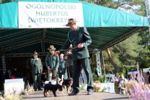 4.10.2015 Kielce. Msza święta w kieleckiej katedrze rozpoczęła tegoroczne święto myśliwych „Hubertusa”. Później imprezy odbywały się na Stadionie Leśnym. / Wojciech Habdas / Radio Kielce