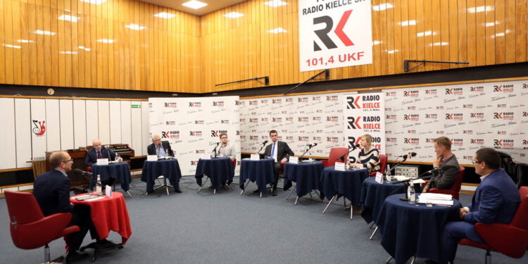 22.10.2015 Kielce. Przedwyborcza debata dotycząca edukacji i rynku pracy dla młodych ludzi. / Wojciech Habdas / Radio Kielce