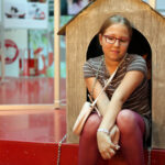 4.10.2015 Kielce.  „Adoptuj, nie kupuj, pokochaj zwierzaka” w Galerii Echo. "Zerwijmy łańcuchy" / Wojciech Habdas / Radio Kielce