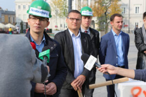 5.10.2015 Kielce. Członkowie ugrupowania Nowoczesna podczas konferencji próbowali "skruszyć partyjny i urzędniczy beton" / Wojciech Habdas / Radio Kielce