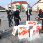 5.10.2015 Kielce. Członkowie ugrupowania Nowoczesna podczas konferencji próbowali "skruszyć partyjny i urzędniczy beton" / Wojciech Habdas / Radio Kielce