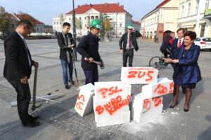 5.10.2015 Kielce. Członkowie ugrupowania Nowoczesna podczas konferencji próbowali "skruszyć partyjny i urzędniczy beton" / Wojciech Habdas / Radio Kielce