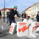 5.10.2015 Kielce. Członkowie ugrupowania Nowoczesna podczas konferencji próbowali "skruszyć partyjny i urzędniczy beton" / Wojciech Habdas / Radio Kielce