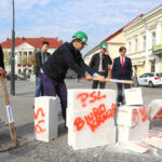5.10.2015 Kielce. Członkowie ugrupowania Nowoczesna podczas konferencji próbowali "skruszyć partyjny i urzędniczy beton" / Wojciech Habdas / Radio Kielce