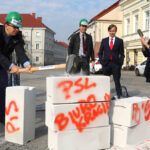 5.10.2015 Kielce. Członkowie ugrupowania Nowoczesna podczas konferencji próbowali "skruszyć partyjny i urzędniczy beton" / Wojciech Habdas / Radio Kielce