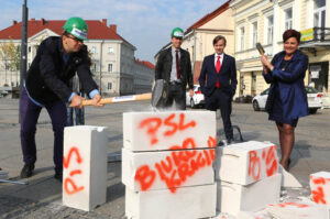 5.10.2015 Kielce. Członkowie ugrupowania Nowoczesna podczas konferencji próbowali "skruszyć partyjny i urzędniczy beton" / Wojciech Habdas / Radio Kielce