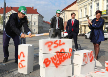 5.10.2015 Kielce. Członkowie ugrupowania Nowoczesna podczas konferencji próbowali "skruszyć partyjny i urzędniczy beton" / Wojciech Habdas / Radio Kielce