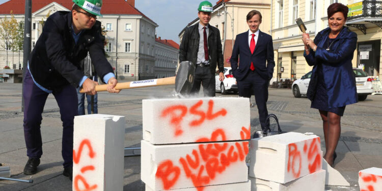 5.10.2015 Kielce. Członkowie ugrupowania Nowoczesna podczas konferencji próbowali "skruszyć partyjny i urzędniczy beton" / Wojciech Habdas / Radio Kielce