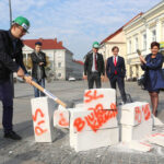 5.10.2015 Kielce. Członkowie ugrupowania Nowoczesna podczas konferencji próbowali "skruszyć partyjny i urzędniczy beton" / Wojciech Habdas / Radio Kielce