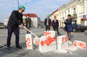 5.10.2015 Kielce. Członkowie ugrupowania Nowoczesna podczas konferencji próbowali "skruszyć partyjny i urzędniczy beton" / Wojciech Habdas / Radio Kielce