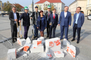 5.10.2015 Kielce. Członkowie ugrupowania Nowoczesna podczas konferencji próbowali "skruszyć partyjny i urzędniczy beton" / Wojciech Habdas / Radio Kielce