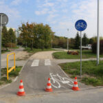 5.10.2015 Kielce. W Parku Dygasińskiego trwa wymiana nawierzchni na ścieżce rowerowej, w poniedziałek zrywano asfalt. / Wojciech Habdas / Radio Kielce