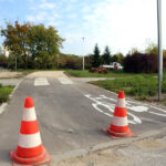 5.10.2015 Kielce. W Parku Dygasińskiego trwa wymiana nawierzchni na ścieżce rowerowej, w poniedziałek zrywano asfalt. / Wojciech Habdas / Radio Kielce