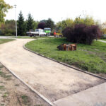 5.10.2015 Kielce. W Parku Dygasińskiego trwa wymiana nawierzchni na ścieżce rowerowej, w poniedziałek zrywano asfalt. / Wojciech Habdas / Radio Kielce