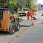 5.10.2015 Kielce. W Parku Dygasińskiego trwa wymiana nawierzchni na ścieżce rowerowej, w poniedziałek zrywano asfalt. / Wojciech Habdas / Radio Kielce