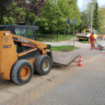 5.10.2015 Kielce. W Parku Dygasińskiego trwa wymiana nawierzchni na ścieżce rowerowej, w poniedziałek zrywano asfalt. / Wojciech Habdas / Radio Kielce