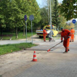 5.10.2015 Kielce. W Parku Dygasińskiego trwa wymiana nawierzchni na ścieżce rowerowej, w poniedziałek zrywano asfalt. / Wojciech Habdas / Radio Kielce