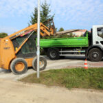 5.10.2015 Kielce. W Parku Dygasińskiego trwa wymiana nawierzchni na ścieżce rowerowej, w poniedziałek zrywano asfalt. / Wojciech Habdas / Radio Kielce