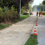 5.10.2015 Kielce. W Parku Dygasińskiego trwa wymiana nawierzchni na ścieżce rowerowej, w poniedziałek zrywano asfalt. / Wojciech Habdas / Radio Kielce