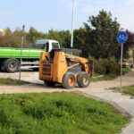 5.10.2015 Kielce. W Parku Dygasińskiego trwa wymiana nawierzchni na ścieżce rowerowej, w poniedziałek zrywano asfalt. / Wojciech Habdas / Radio Kielce