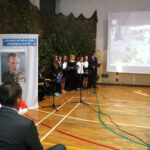 9.10.2015 Kielce. Uroczystości upamiętniające rotmistrza Witolda Pileckiego w Zespole Szkół Informatycznych im. Generała Józefa Hauke-Bosaka w Kielcach. / Wojciech Habdas / Radio Kielce