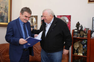 26.10.2015. Andrzej Grajewski podczas decydujących rozmów z prezydentem Kielc Wojciechem Lubawskim w sprawie zakupu Korony / Wojciech Habdas / Radio Kielce