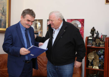 26.10.2015. Andrzej Grajewski podczas decydujących rozmów z prezydentem Kielc Wojciechem Lubawskim w sprawie zakupu Korony / Wojciech Habdas / Radio Kielce