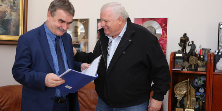 26.10.2015. Andrzej Grajewski podczas decydujących rozmów z prezydentem Kielc Wojciechem Lubawskim w sprawie zakupu Korony / Wojciech Habdas / Radio Kielce