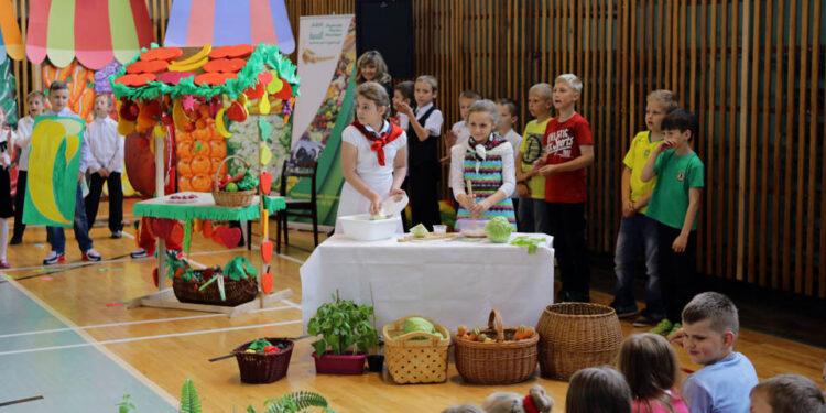 W Szkole Podstawowej nr 33 dzieci uczestniczyły w projekcie "Owoce w szkole" / Wojciech Habdas / Radio Kielce