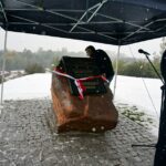 12.10.2015 Ostrowiec. Odsłonięcie obelisku upamiętniającego mieszkańców pochodzenia żydowskiego, zamordowanych w czasie II wojny światowej / Teresa Czajkowska / Radio Kielce