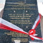 12.10.2015 Ostrowiec. Odsłonięcie obelisku upamiętniającego mieszkańców pochodzenia żydowskiego, zamordowanych w czasie II wojny światowej / Teresa Czajkowska / Radio Kielce