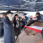 12.10.2015 Ostrowiec. Odsłonięcie obelisku upamiętniającego mieszkańców pochodzenia żydowskiego, zamordowanych w czasie II wojny światowej / Teresa Czajkowska / Radio Kielce