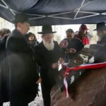 12.10.2015 Ostrowiec. Odsłonięcie obelisku upamiętniającego mieszkańców pochodzenia żydowskiego, zamordowanych w czasie II wojny światowej / Teresa Czajkowska / Radio Kielce