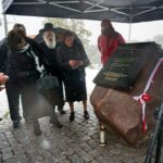 12.10.2015 Ostrowiec. Odsłonięcie obelisku upamiętniającego mieszkańców pochodzenia żydowskiego, zamordowanych w czasie II wojny światowej / Teresa Czajkowska / Radio Kielce