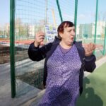 27.10.2015 Kielce. 4LO. Budżet Obywatelski. Otwarcie boisk. Pani Halinka pilnowała porządku / Stanisław Blinstrub / Radio Kielce