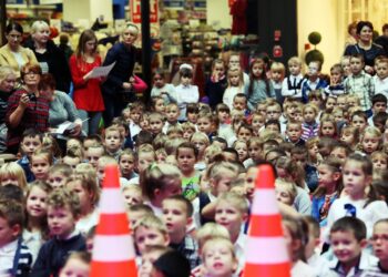 27.10.2015 Kielce. Pierwszaki w Galerii Korona uczą się bezpieczeństwa / Stanisław Blinstrub / Radio Kielce