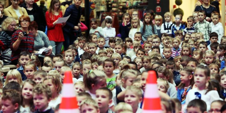 27.10.2015 Kielce. Pierwszaki w Galerii Korona uczą się bezpieczeństwa / Stanisław Blinstrub / Radio Kielce