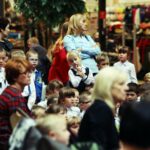 27.10.2015 Kielce. Pierwszaki w Galerii Korona uczą się bezpieczeństwa / Stanisław Blinstrub / Radio Kielce