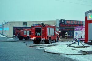 12.10.2015 Włoszczowa. Pożar sklepu meblowego / Jarosław Dragan / Radio Kielce