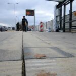 26.10.2015. Usterki przy nowym przystanku przy ulicy Źródłowej / Robert Felczak / Radio Kielce