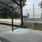 11.10.2015 Kielce. Ul. Ściegiennego. Wybita szyba na nowym przystanku / Stanisław Blinstrub / Radio Kielce