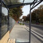 11.10.2015 Kielce. Ul. Ściegiennego. Wybita szyba na nowym przystanku / Stanisław Blinstrub / Radio Kielce