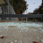 11.10.2015 Kielce. Ul. Ściegiennego. Wybita szyba na nowym przystanku / Stanisław Blinstrub / Radio Kielce