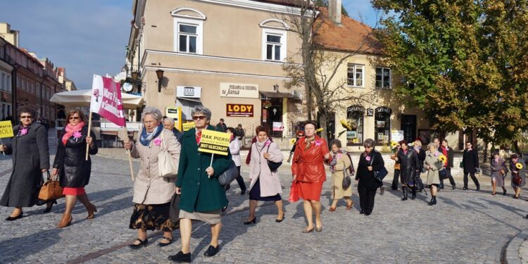 16.10.2015 Sandomierz. Marsz Amazonek / Grażyna Szlęzak-Wójcik / Radio Kielce