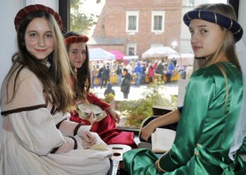 11.10.2015 Sandomierz. Żywe obrazy w witrynach sklepów / Grażyna Szlęzak-Wójcik / Radio Kielce