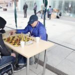 25.10.2015 Kielce. Szachy przy parkingu miejskim / Stanisław Blinstrub / Radio Kielce