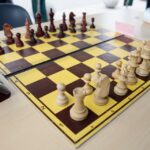 25.10.2015 Kielce. Szachy przy parkingu miejskim / Stanisław Blinstrub / Radio Kielce